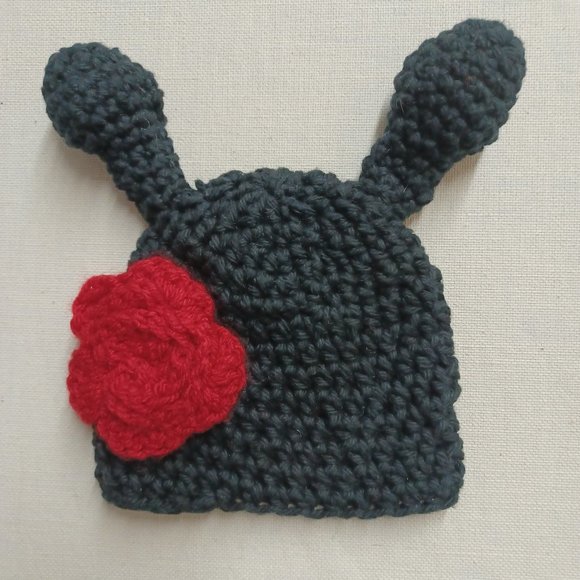 Baby knitted lady bug hat, with red flower - Picture 1 of 5